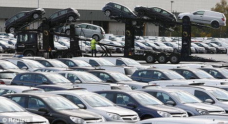 قیمت خودروهای وارداتی کاهش می‌یابد
